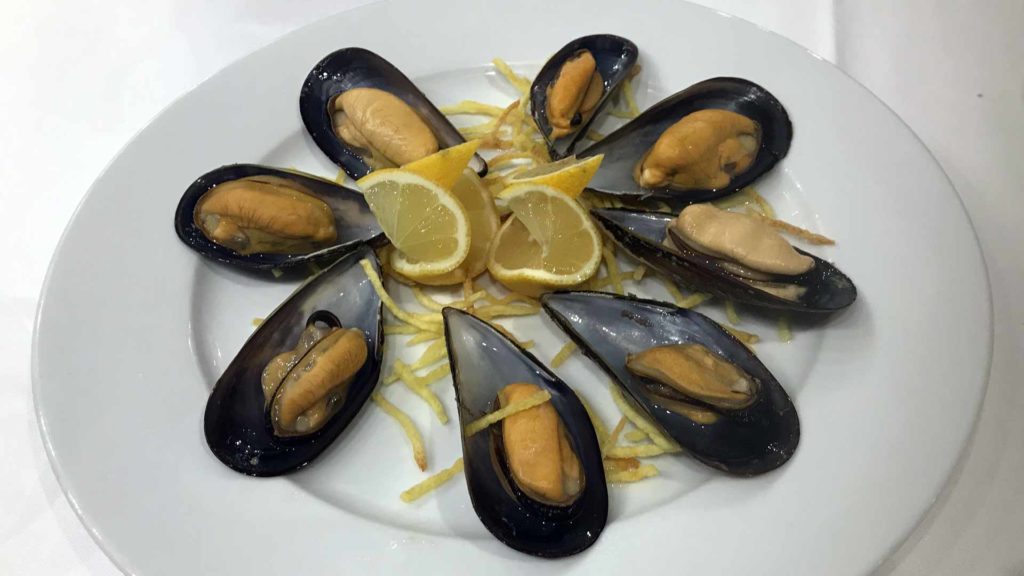 casaruizmejillones. Los mejillones al vapor acompañados con patatas fritas.