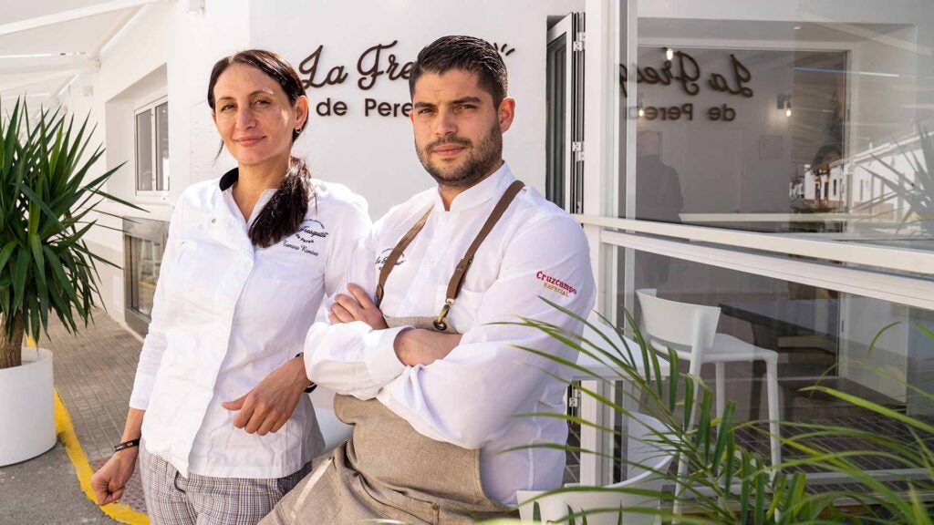 fresquitapereatamarajose. Tamara Ramírez y Jose Perea, los propietarios del establecimiento de Zahara de los Atunes.