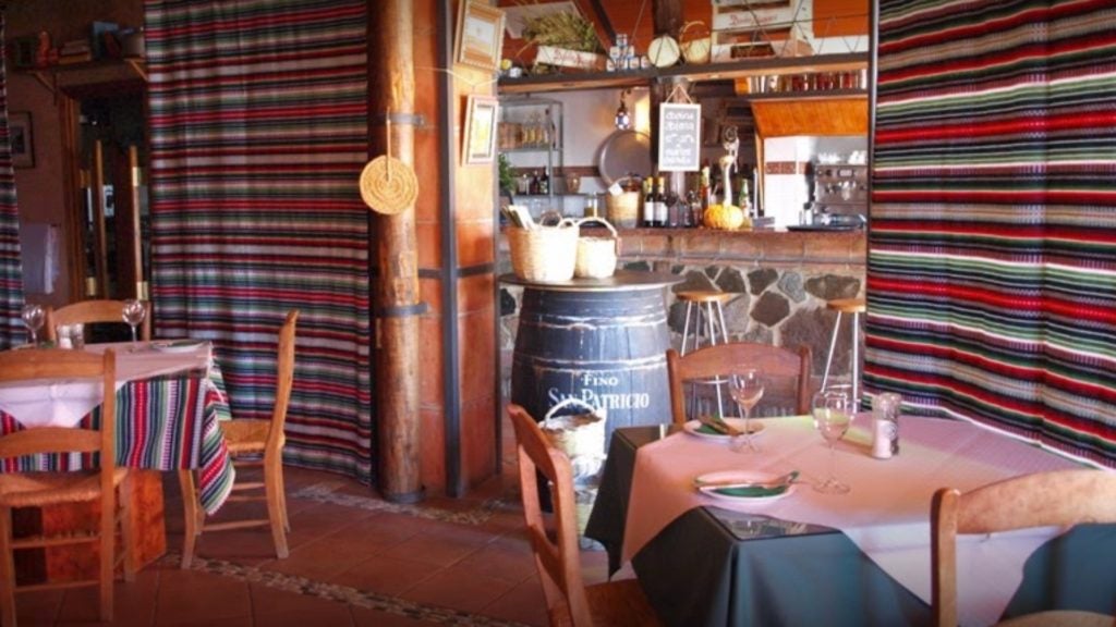 restaurante meson la pozuela en jubrique. 