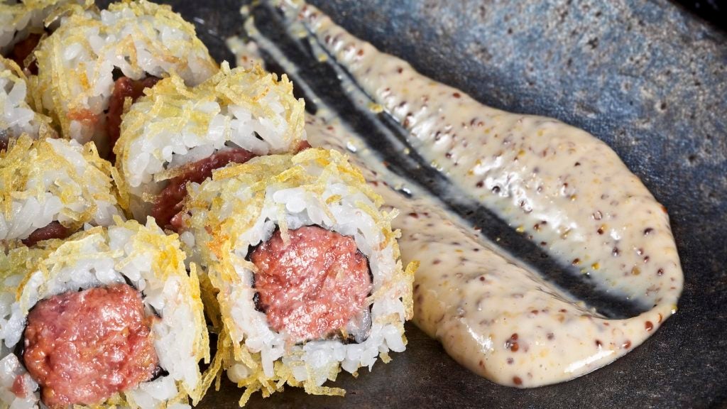 Maki de carne de wagyu en el restaurante 99 Sushi Bar Marbella.. 