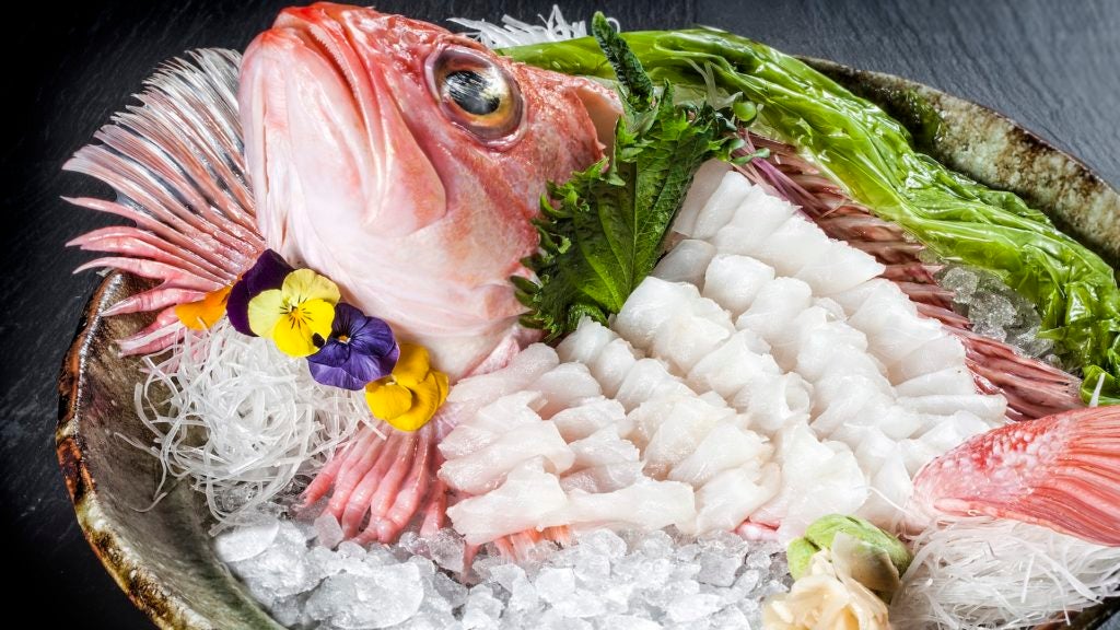 Pescado en espina en 99 Sushi Bar Marbella en Anantara Villa Padierna.. Pescado en espina en 99 Sushi Bar Marbella en Anantara Villa Padierna.