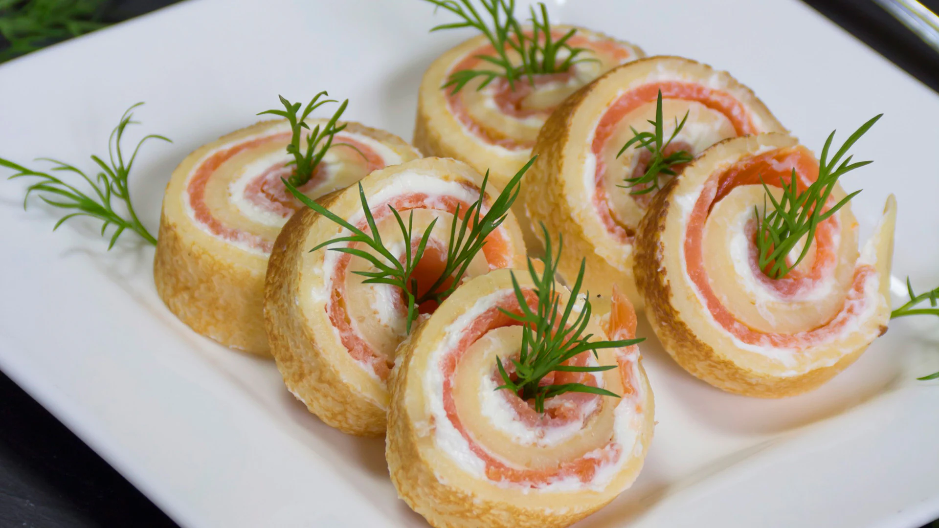 Aperitivos de salmón ahumado y crema de queso al cebollino - Gurmé