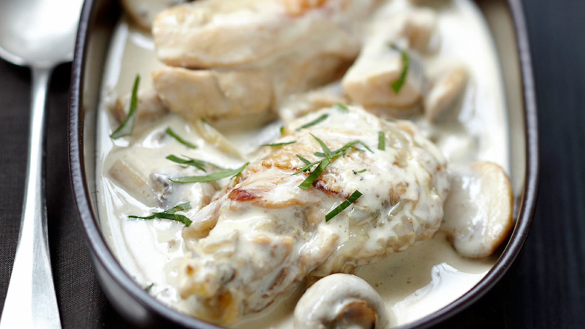 Pollo con champiñones y nata fáciles y rápidos - Gurmé