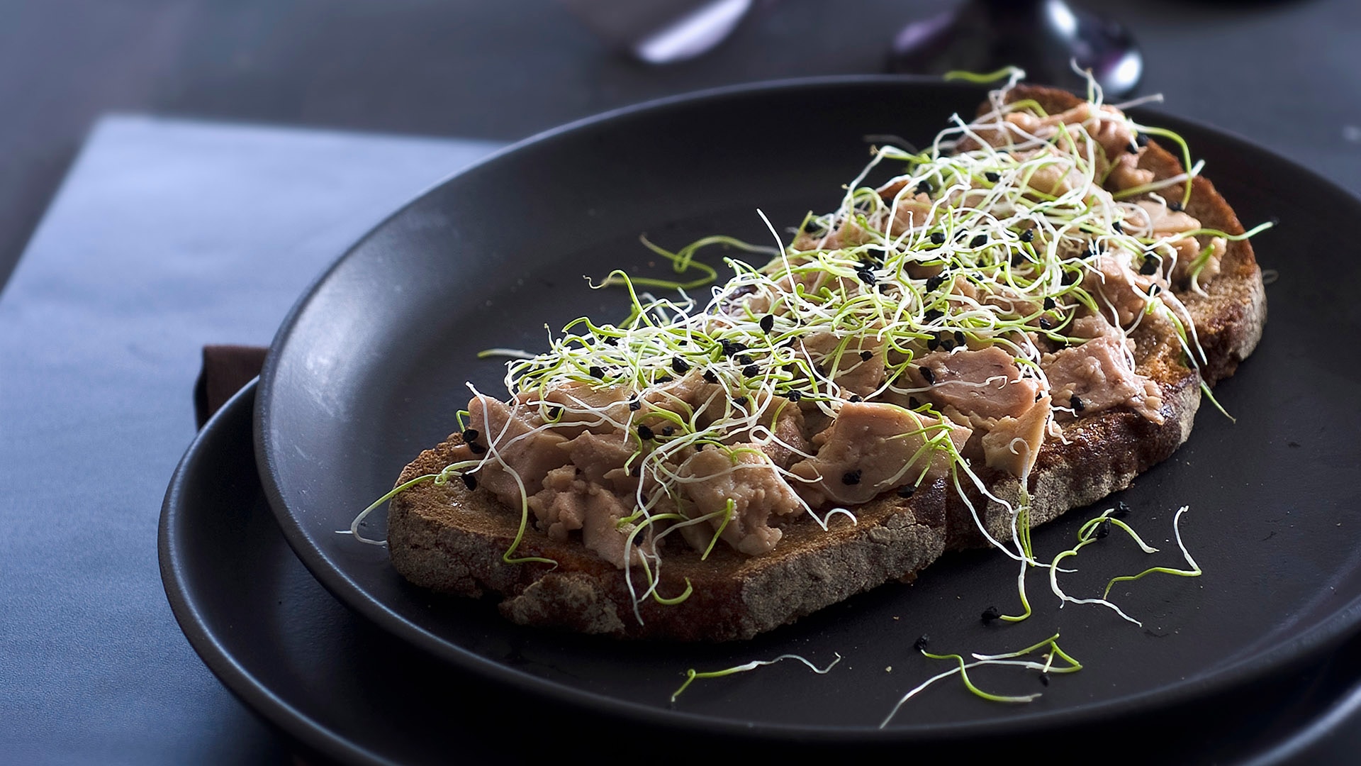 Tosta de romesco con hígado de bacalao - Gurmé