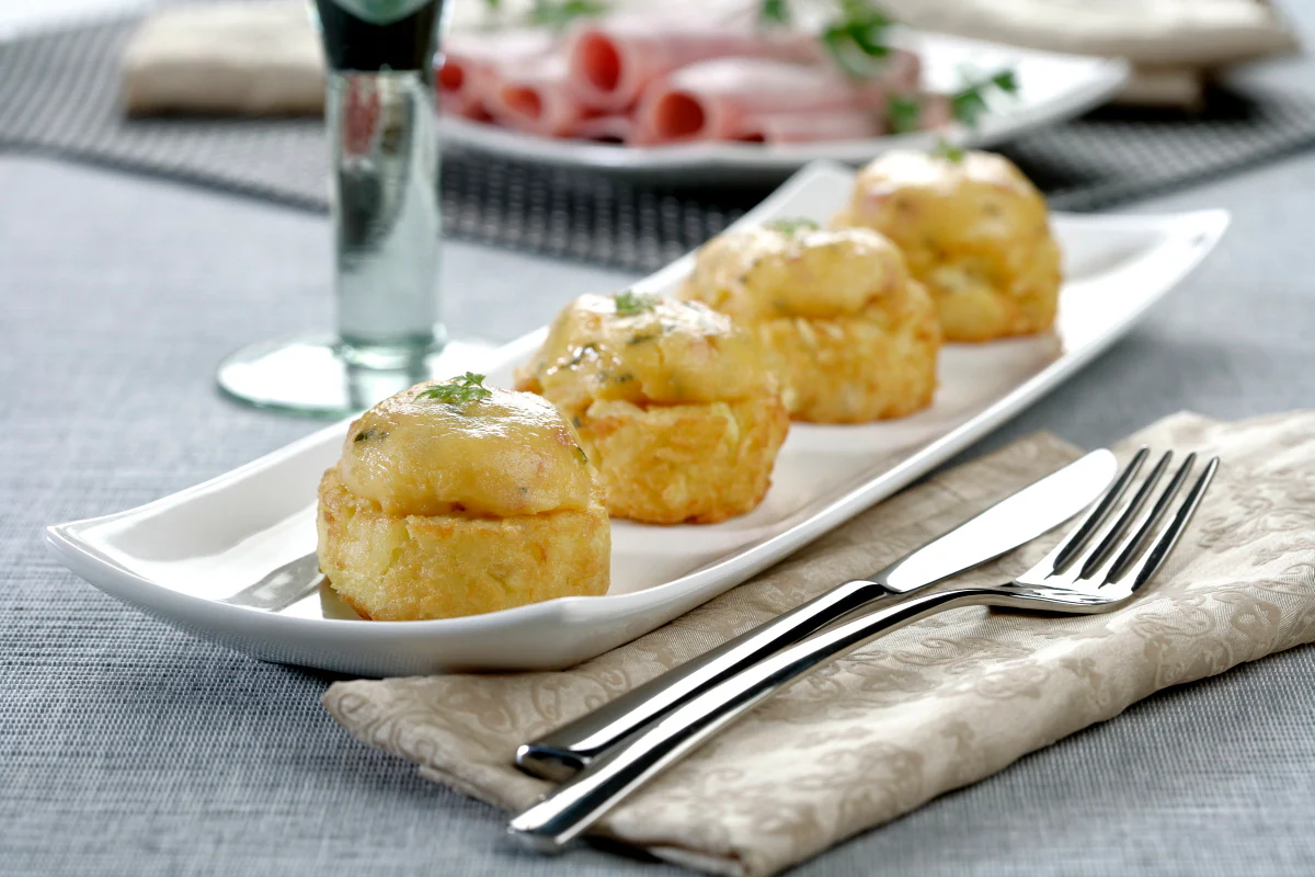 Patatas cocidas rellenas de jamón y queso - Gurmé
