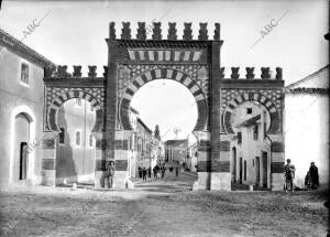 Montilla (Córdoba), 1880 (CA.). Puerta de Aguilar, en Montilla