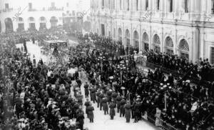 Nótese el uso de chisteras y el luto casi obligado entre el público de los...