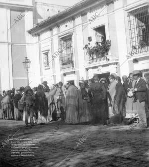 En la barreduela que Había frente A la entrada de la fábrica de Tabacos se...