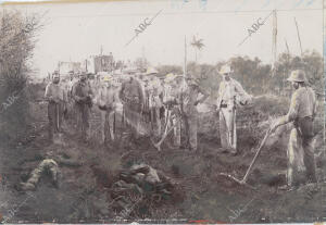 Los cadáveres de dos insurgentes antes de recibir sepultura, tras ser abatidos...