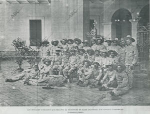 Los oficiales y soldados que formaron la guarnición de Baler (Filipinas), a su...