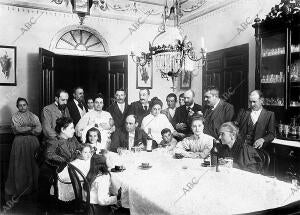 Rafael Guerra, con su familia en el comedor de su casa, tras anunciar su...