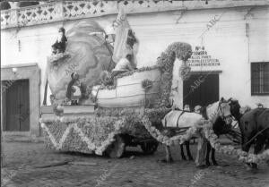 Carroza dispuesta para la cabalgata de los Reyes Magos en la ciudad