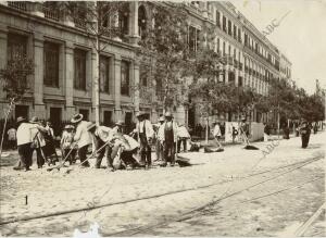 principios del Siglo XX. Unos barrenderos limpiando la calle de Alcalá, a la...