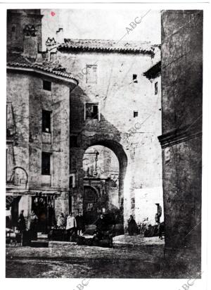 arco de Valencia en el coso Bajo, delante de la iglesia de la Magdalena