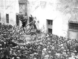 Nuestro padre Jesús de las tres Caídas en las reja de la Cárcel