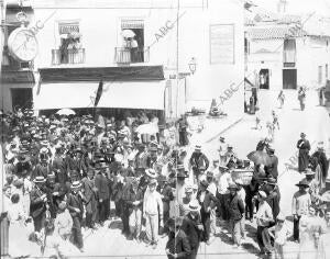 La comitiva que transportaba el cadáver del torero Rafael Molina Sánchez,...