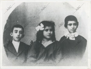 (CA.) Francisco Franco junto a sus hermanos Pilar y Ramón