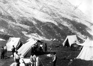 Tiendas de campaña instaladas para una cacería de rebecos en los Picos de Europa