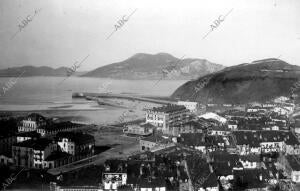 Vista parcial del puerto y el pueblo Laredo (Cantabria)