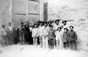 Grupos de «golfos» en el asilo de la calle Galileo