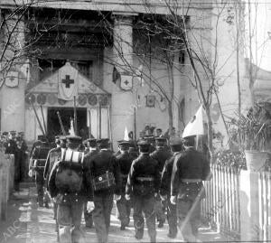 La Cruz Roja entra en la iglesia de los Dolores, en la calle de Magallanes, para...