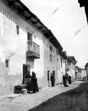 Tordesillas (Valladolid), 1906. Vista de una calle del municipio