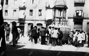 Junto al puente de san Anton, el urinario en que Fue muerto de un balazo el...