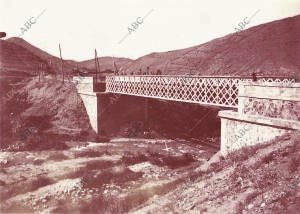 Al pasar por el cual Cayó desde el tren y Quedó muerto en el lugar señalado por...