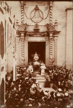 Salida de la procesión de Nuestra Señora de Monserrate