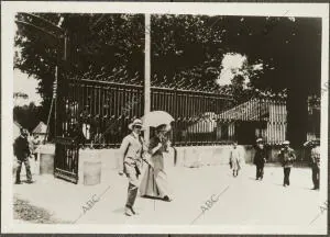 El Rey Alfonso XIII y la Reina Victoria Eugenia saliendo de los jardines de La...