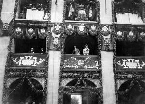 La Hermosa Soberana Asitió Vestida de Blanco, y Cubriendo su cabeza con la...