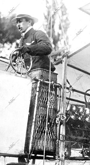 El aviador brasileño Alberto Santos Dumont en la barquilla de su globo...