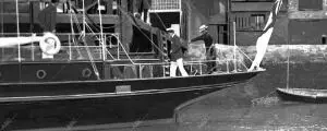 S.M. el Rey Alfonso Xiii Embarcando en el Yacht de la Princesa Beatriz de...