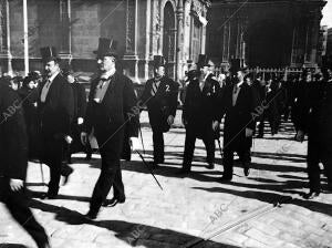 Llegada del gobernador civil D. Manuel Benítez y el alcalde D. Cayetano Luca de...