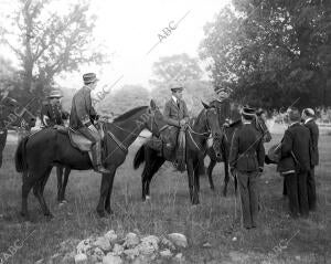 Don Alfonso Xiii y los Oficiales que le Acompañaron en uno de los Ojeos