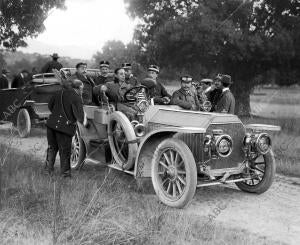 S. M. el Rey Alfonso XIII en el automóvil en que fue con varios jefes y...