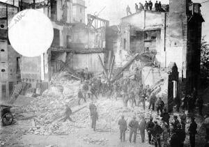 Ruinas de la casa Hundida el sábado en la calle del Rey don Pedro, Pereció un...