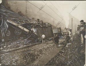 Estado en que quedo el tren de mercancías descarrilado en la estación