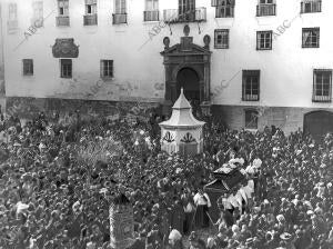 entierro del obispo Sr. Castellote, Alp asar por la plaza de santa María al...