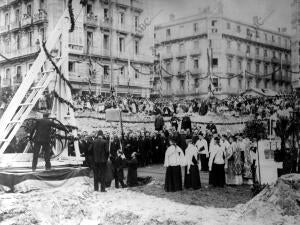 Colocación de la primera piedra del edificio destinado A la escuela de Artes y...