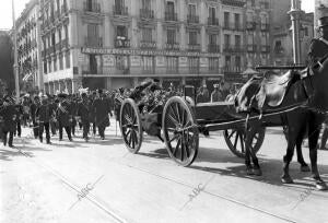 Paso de la fúnebre comitiva por la plaza de santa cruz frente al ministerio de...