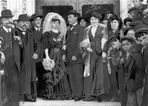 Los Novios y los Invitados A la Ceremonia, al salir de la iglesia de san...