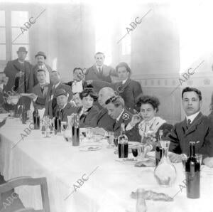 Mesa presidencial del banquete celebrado ayer en obsequio del actor de teatro...