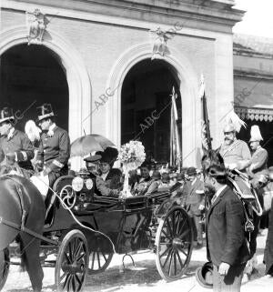 S. M. la Reina doña victoria al salir de la estación Acompañada por la duquesa...