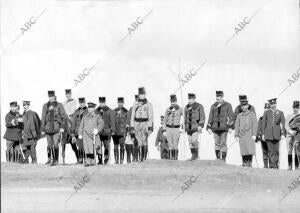 (3) S.A. el infante don Fernando, con sus Ayudantes y Séquito, Presenciando las...