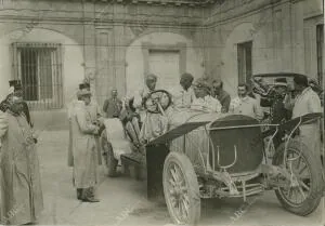 El rey Alfonso XIII al volante de un automóvil
