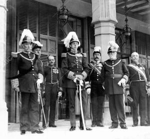 S. M. el Rey Teniendo A su derecha al general primo de Rivera (1) y A su...