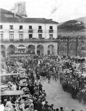 Los Carruajes que Tomaron parte en la excursión Formados en la plaza mayor
