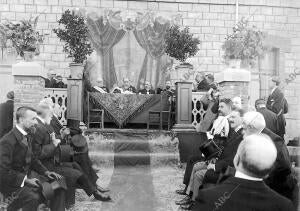 El Marqués del Vadillo Presidiendo la inauguración de la escuela práctica...