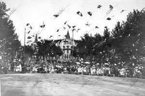 Suelta de palomas en la Plaza de Cataluña